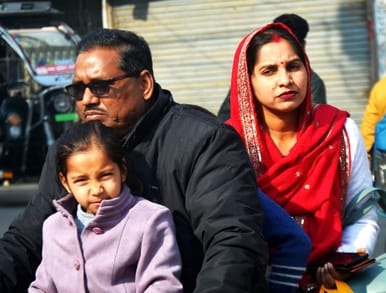 लोधीपुर में शनिवार सुबह शहर में छाए कोहरे के बीच से निकलते लोग। संवाद