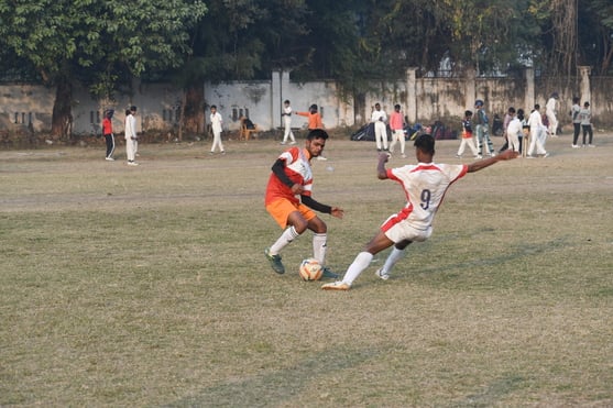 मैच के दाैरान स्पोर्ट्स काॅलेज और बिग ब्ल्यू के खिलाड़ी भिड़ते हुए। मैच के दाैरान स्पोर्ट्स काॅलेज और बिग ब्ल्यू के खिलाड़ी भिड़ते हुए।