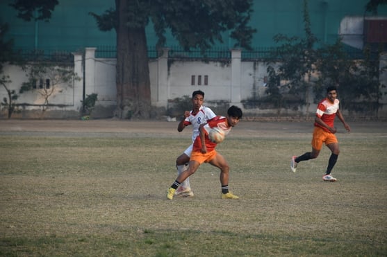 मैच के दाैरान स्पोर्ट्स काॅलेज और बिग ब्ल्यू के खिलाड़ी भिड़ते हुए। मैच के दाैरान स्पोर्ट्स काॅलेज और बिग ब्ल्यू के खिलाड़ी भिड़ते हुए।