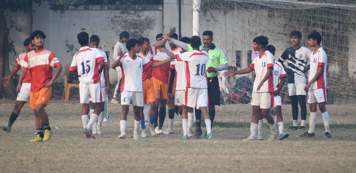 मैच के दाैरान स्पोर्ट्स काॅलेज और बिग ब्ल्यू के खिलाड़ी भिड़ते हुए। मैच के दाैरान स्पोर्ट्स काॅलेज और बिग ब्ल्यू के खिलाड़ी भिड़ते हुए।