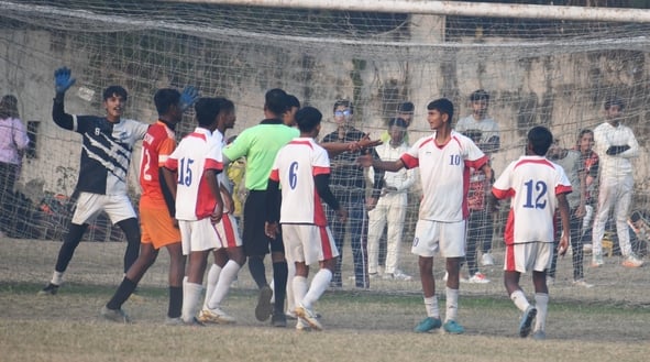 मैच के दाैरान स्पोर्ट्स काॅलेज और बिग ब्ल्यू के खिलाड़ी भिड़ते हुए। मैच के दाैरान स्पोर्ट्स काॅलेज और बिग ब्ल्यू के खिलाड़ी भिड़ते हुए।