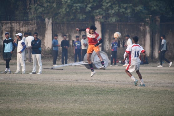 मैच के दाैरान स्पोर्ट्स काॅलेज और बिग ब्ल्यू के खिलाड़ी भिड़ते हुए। मैच के दाैरान स्पोर्ट्स काॅलेज और बिग ब्ल्यू के खिलाड़ी भिड़ते हुए।