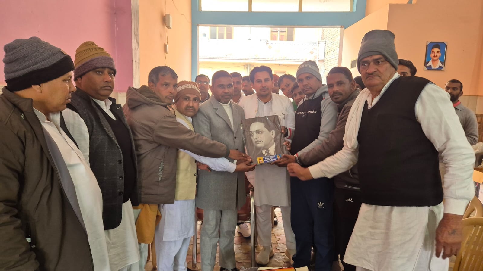 मीडिया सलाहकार सुदेश कटारिया को सम्मानित करते ग्रामीण। मीडिया सलाहकार सुदेश कटारिया को सम्मानित करते ग्रामीण।
