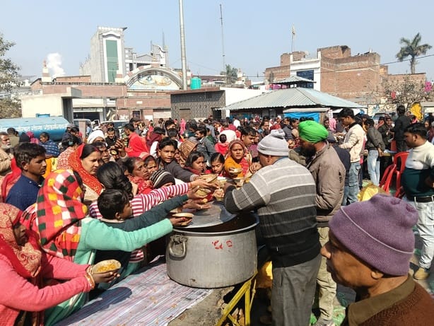 मौनी अमावस्या पर जलाभिषेक करते श्रद्धालु। संवाद मौनी अमावस्या पर जलाभिषेक करते श्रद्धालु। संवाद