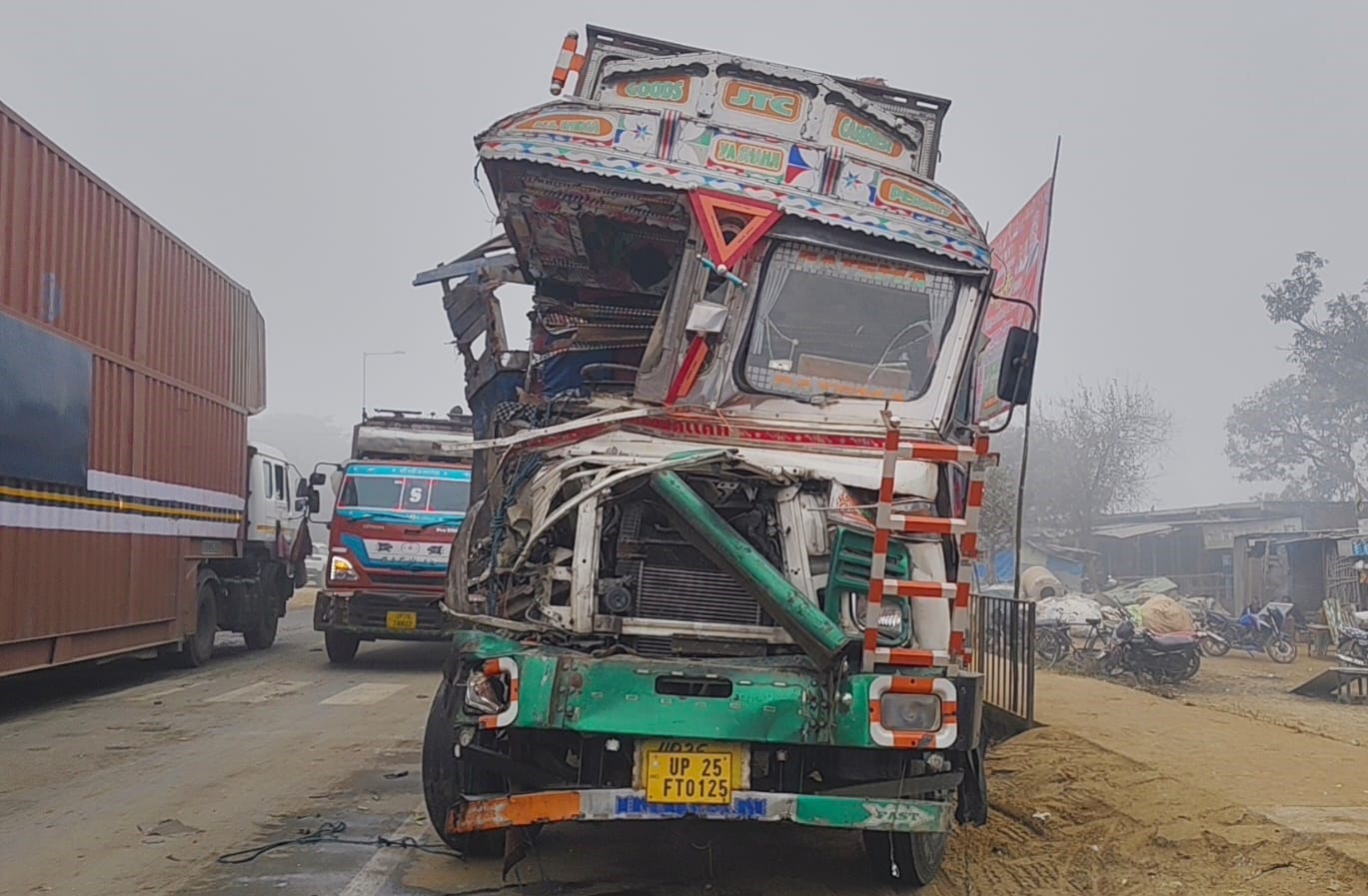 मीरानपुर कटरा में खैरपुर चौराहा पर हुए हादसे के बाद हाइड्रा मशीन से हटाते क्षतिग्रस्त टैंकर। सं