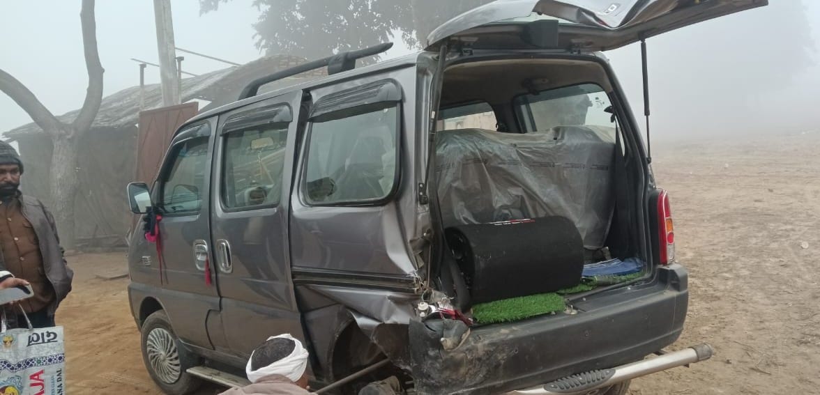 मीरानपुर कटरा में खैरपुर चौराहा पर हुए हादसे के बाद हाइड्रा मशीन से हटाते क्षतिग्रस्त टैंकर। सं