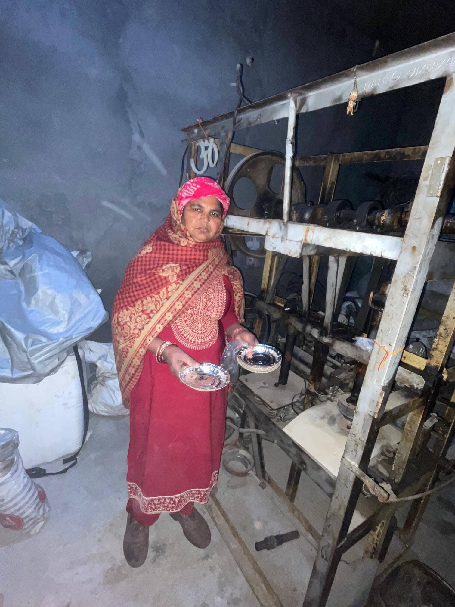 मशीन से बनाए डिस्पोजल दिखाती मुकेश रानी। स्रोत : स्वयं मशीन से बनाए डिस्पोजल दिखाती मुकेश रानी। स्रोत : स्वयं