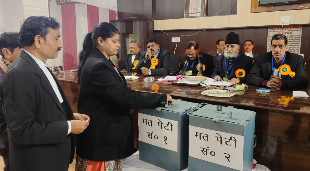 मतदान केंद्र के बाहर मौजूद अधिवक्ता। संवाद मतदान केंद्र के बाहर मौजूद अधिवक्ता। संवाद