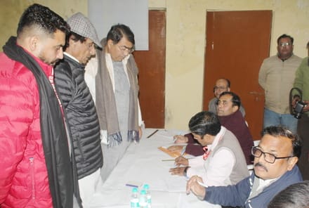 नगर निगम के कार्यकारिणी के चुनाव में जीते भाजपा प्रत्याशियों का फूल माला पहनाकर स्वागत करते नगर निगम के कार्यकारिणी के चुनाव में जीते भाजपा प्रत्याशियों का फूल माला पहनाकर स्वागत करते