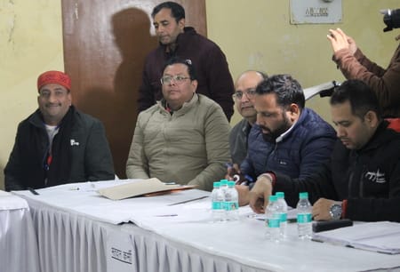 नगर निगम के कार्यकारिणी के चुनाव में जीते भाजपा प्रत्याशियों का फूल माला पहनाकर स्वागत करते नगर निगम के कार्यकारिणी के चुनाव में जीते भाजपा प्रत्याशियों का फूल माला पहनाकर स्वागत करते