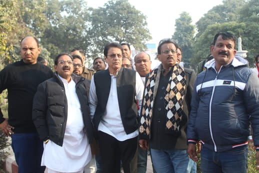 नगर निगम के कार्यकारिणी के चुनाव में जीते भाजपा प्रत्याशियों का फूल माला पहनाकर स्वागत करते नगर निगम के कार्यकारिणी के चुनाव में जीते भाजपा प्रत्याशियों का फूल माला पहनाकर स्वागत करते
