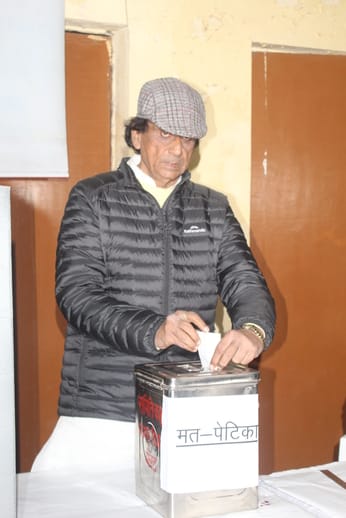 नगर निगम के कार्यकारिणी के चुनाव में जीते भाजपा प्रत्याशियों का फूल माला पहनाकर स्वागत करते नगर निगम के कार्यकारिणी के चुनाव में जीते भाजपा प्रत्याशियों का फूल माला पहनाकर स्वागत करते