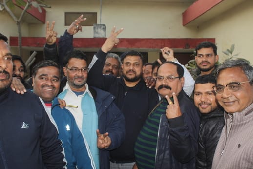 नगर निगम के कार्यकारिणी के चुनाव में जीते भाजपा प्रत्याशियों का फूल माला पहनाकर स्वागत करते नगर निगम के कार्यकारिणी के चुनाव में जीते भाजपा प्रत्याशियों का फूल माला पहनाकर स्वागत करते