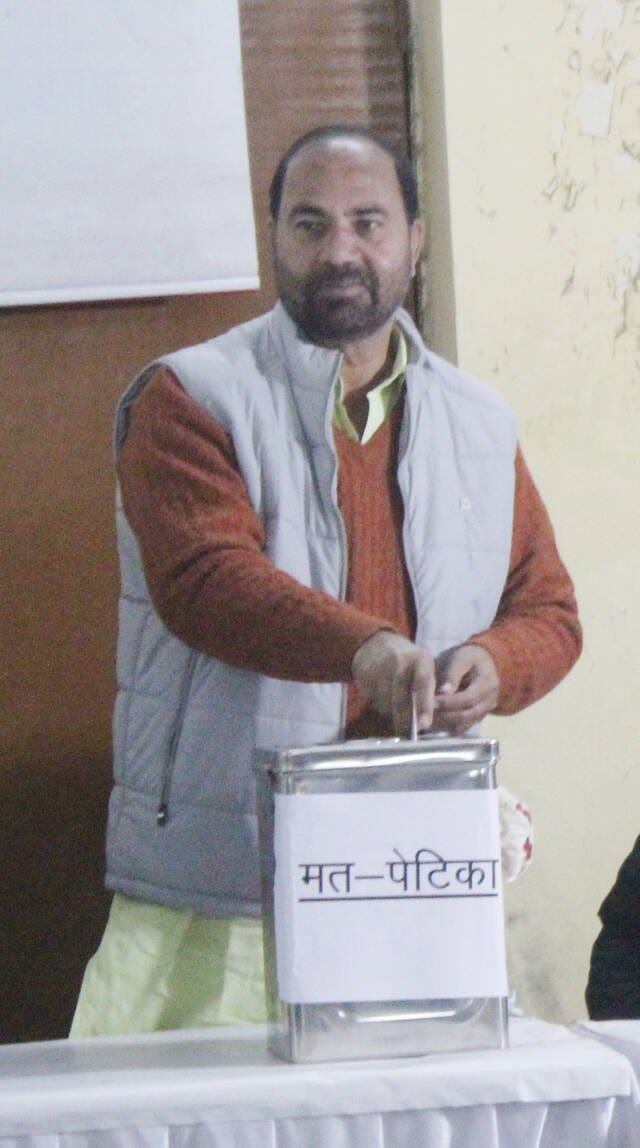नगर निगम के कार्यकारिणी के चुनाव में जीते भाजपा प्रत्याशियों का फूल माला पहनाकर स्वागत करते नगर निगम के कार्यकारिणी के चुनाव में जीते भाजपा प्रत्याशियों का फूल माला पहनाकर स्वागत करते