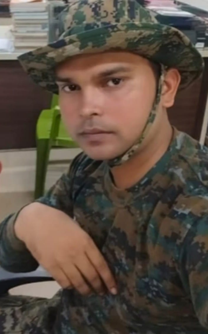 नसीरूद्दीनपुर गांव में मृतक सीआरपीएफ जवान मुलायम सिंह यादव के रोते बिलखते परिजन। संवाद नसीरूद्दीनपुर गांव में मृतक सीआरपीएफ जवान मुलायम सिंह यादव के रोते बिलखते परिजन। संवाद