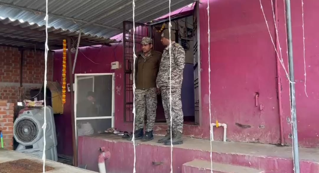 पुलिस के अधिकारी और डॉग स्कॉट की टीम मौके पर पहुंची