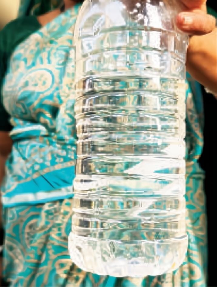 पानी में निकले कीड़े को बताते रहवासी