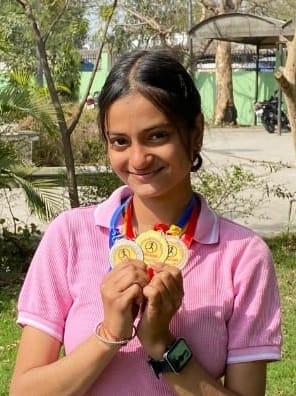 पूनम, उत्तर रेलवे नई दिल्ली मुख्यालय में चीफ ऑफिस सुपरीटेंडेंट। स्वयं