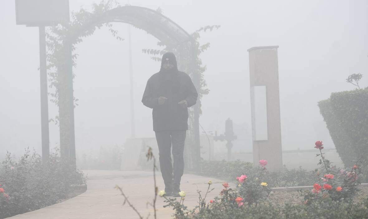 सुबह कोहरे में सैर सेहत के लिए हो सकती है नुकसानदेह। सुबह कोहरे में सैर सेहत के लिए हो सकती है नुकसानदेह।