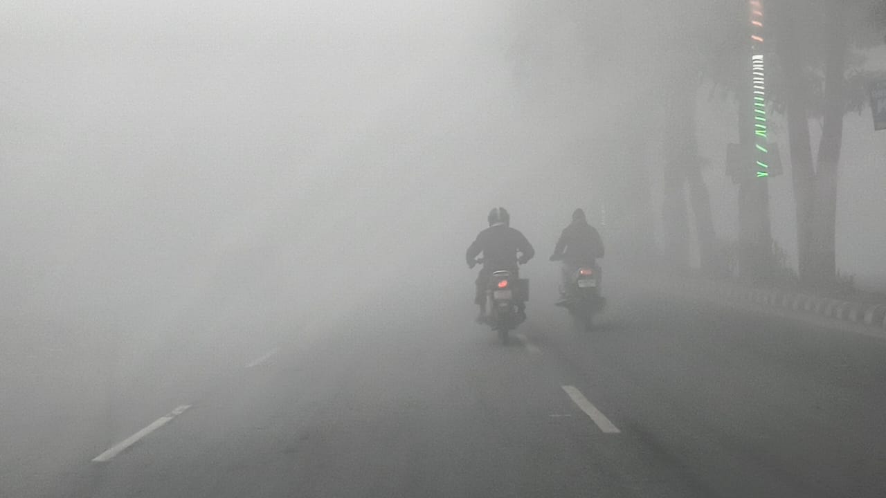 सर्दी के चलते सुबह के आठ बजे सुनसान पड़ा रेलवे रोड। संवाद