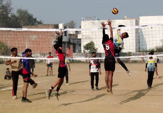 शाहजहांपुर में सांसद खेल स्पर्धा के दौरान कबड्डी में दम दिखाते खिलाड़ी। स्रोत: आयोजक