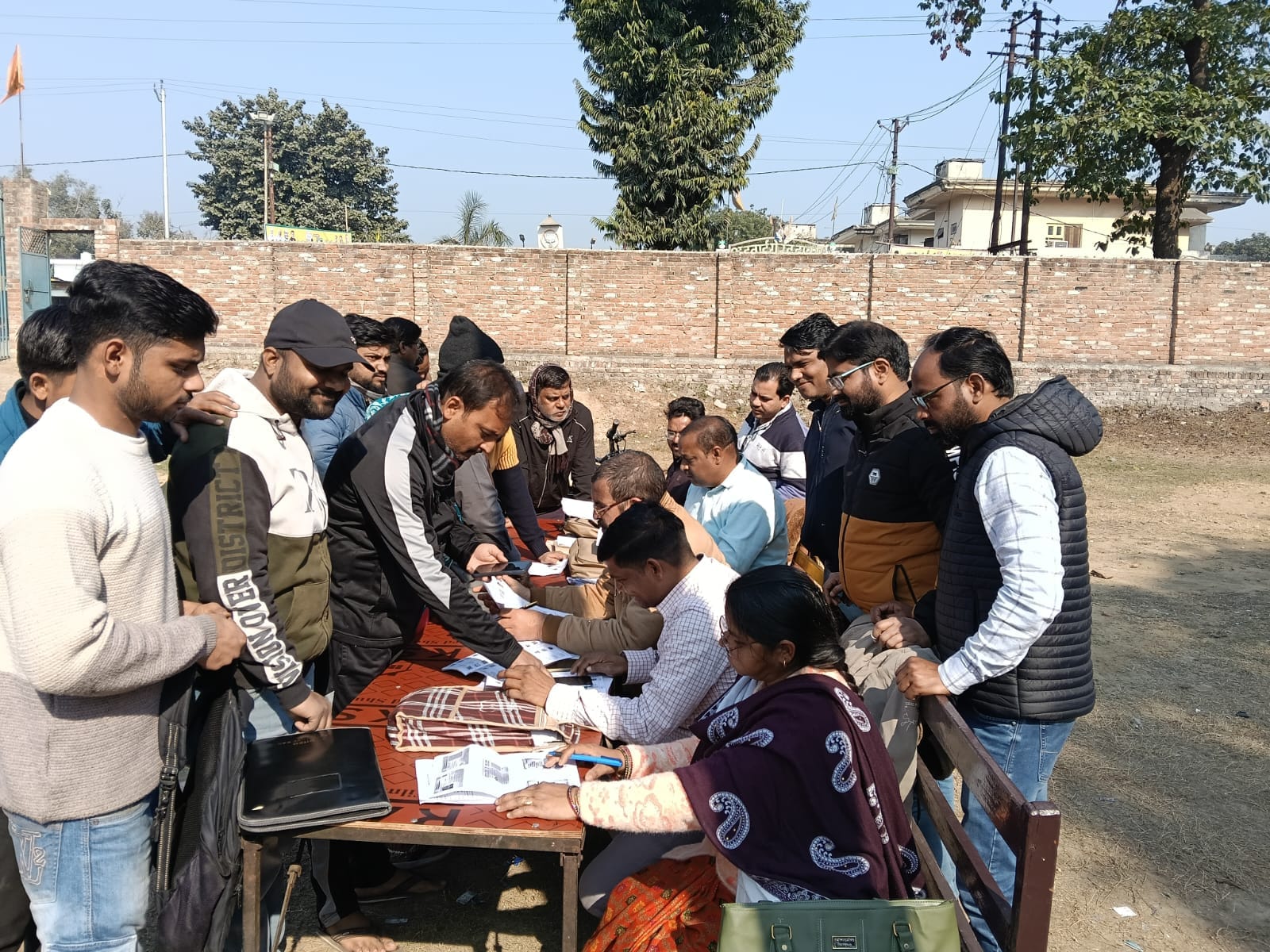 शहर के पूर्व माध्यमिक कन्या विद्यालय प्रेमचंद्र स्कूल में लटका ताला। संवाद