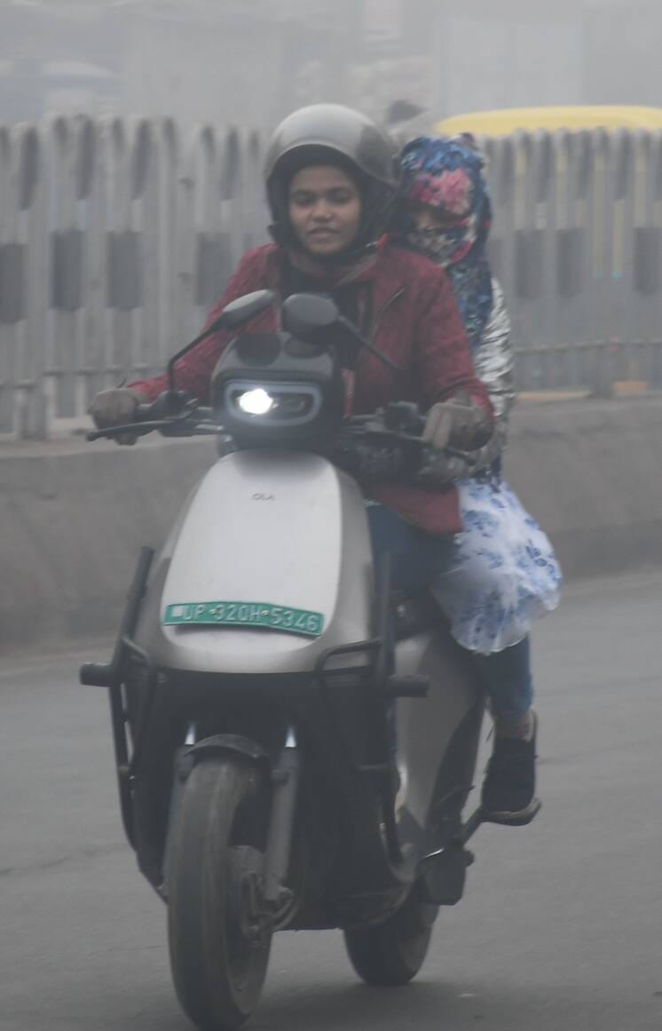 शुक्रवार की सुबह कोहरे के बीच निकले लोग। शुक्रवार की सुबह कोहरे के बीच निकले लोग।