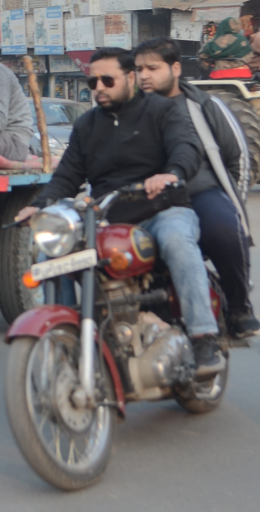 शामली में विजय चौक पर ट्रिपल राइडिंग करते युवक । संवाद
