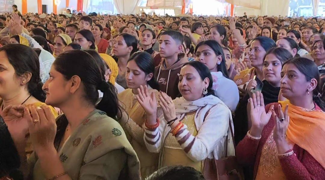 श्रीमदभागवत कथा के दौरान श्रीकृष्ण जन्मोत्सव पर झांकी के दौरान प्रभुल्लित होकर झूमते रहे भक्तगण