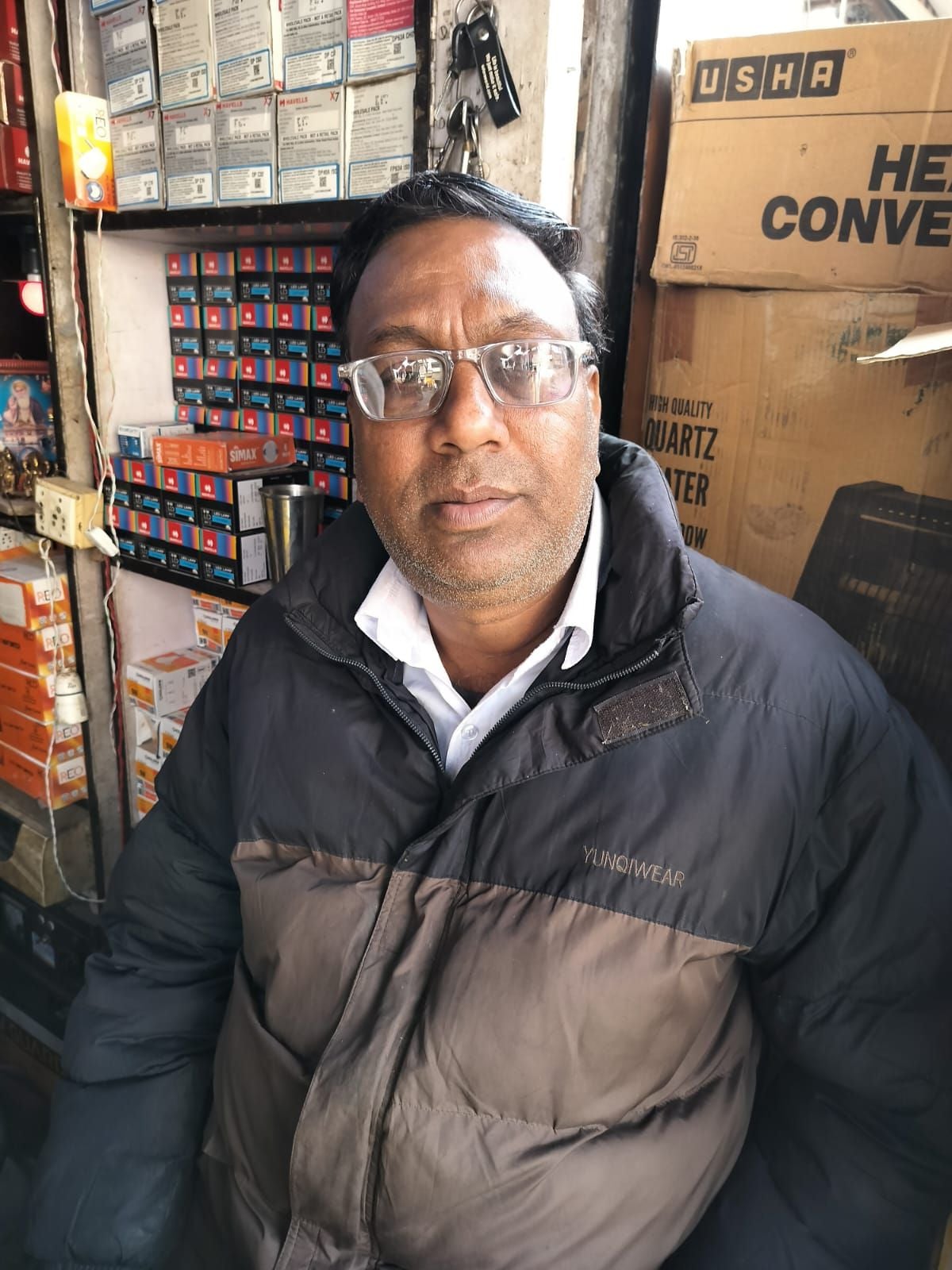 दुकान पर रखा हुआ सामान। संवाद दुकान पर रखा हुआ सामान। संवाद