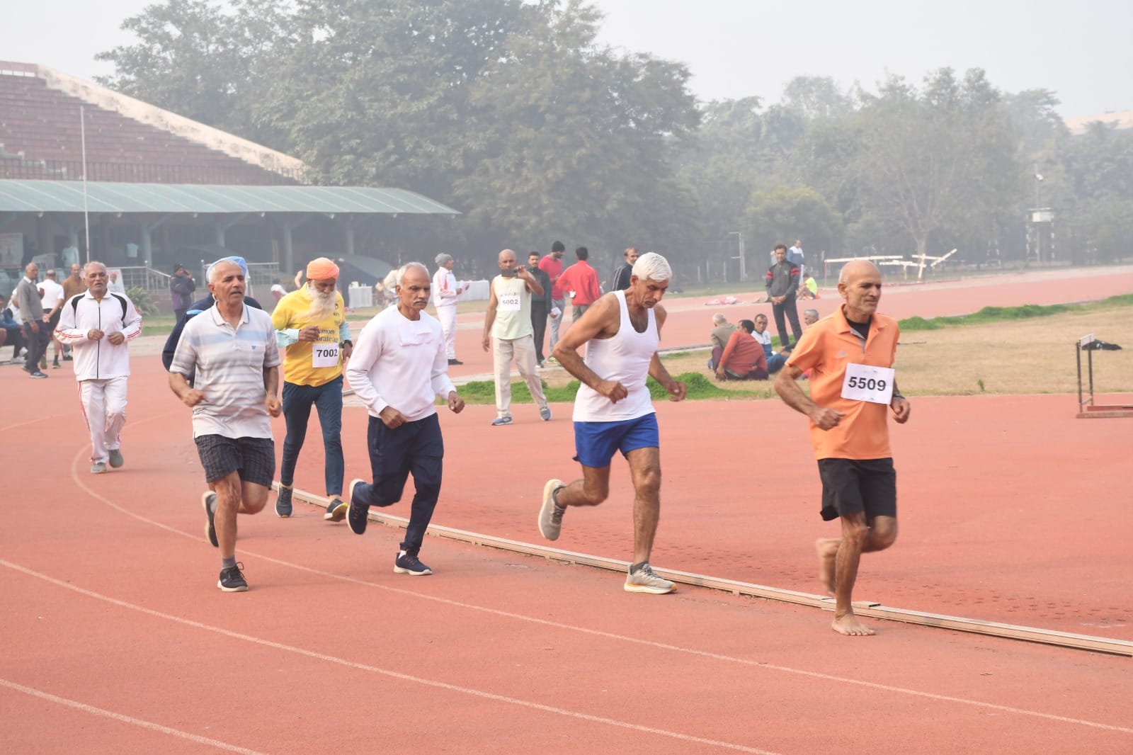 11 एमडीयू खेल परिसर में 35वीं हरियाणा वेटरन एथलेटिक चैंपियनशिप का उद्घाटन करते कुलपति प्रो. राज