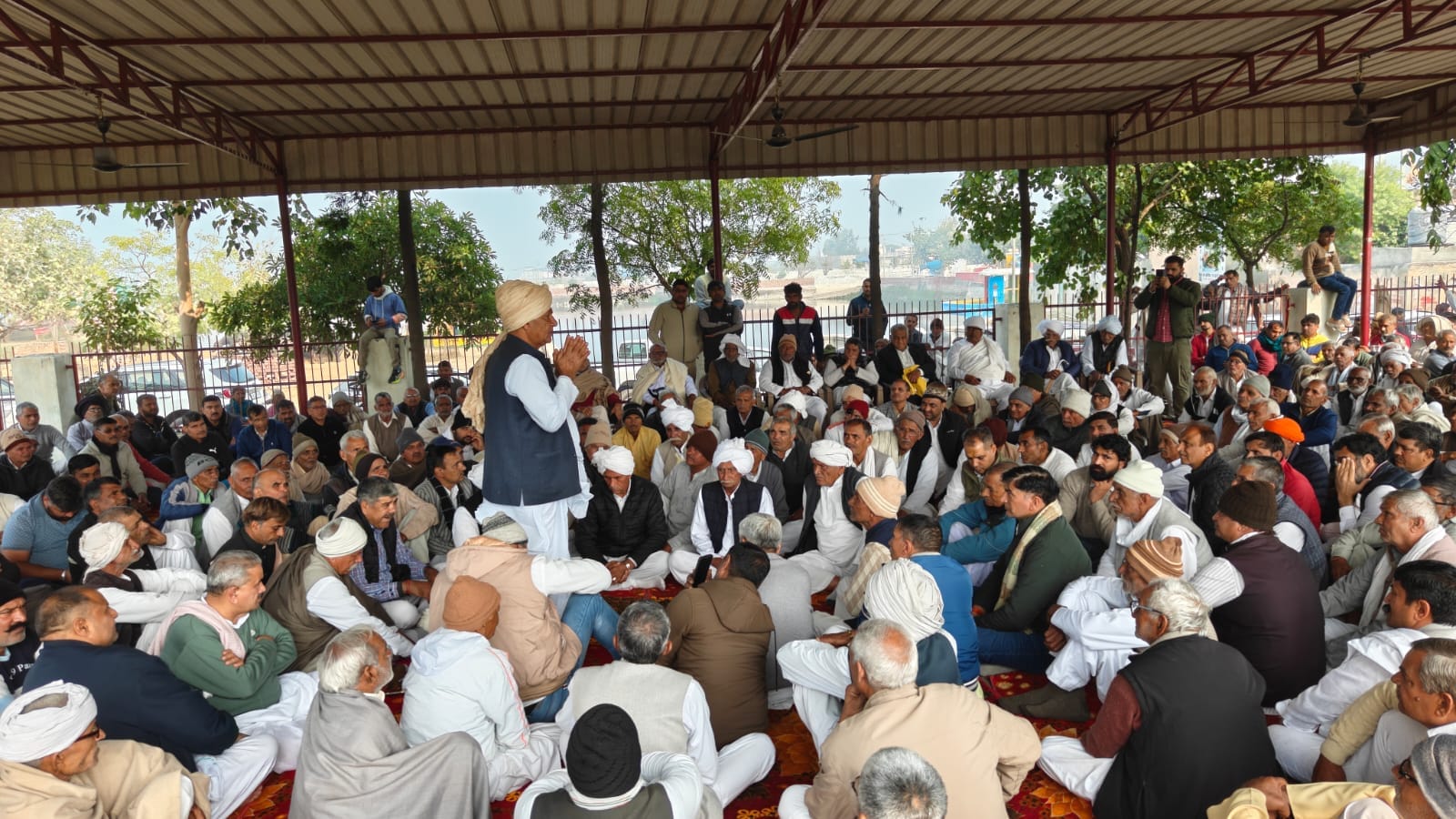 18jjrp05-डीघल गांव में आयोजित पंचायत को संबोधित करते भाजपा के प्रदेश प्रवक्ता एवं पंकज के बडे़