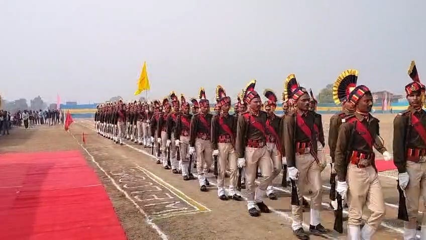 आरा शहर के हवाई अड्डा मैदान में आयोजित पारण परेड