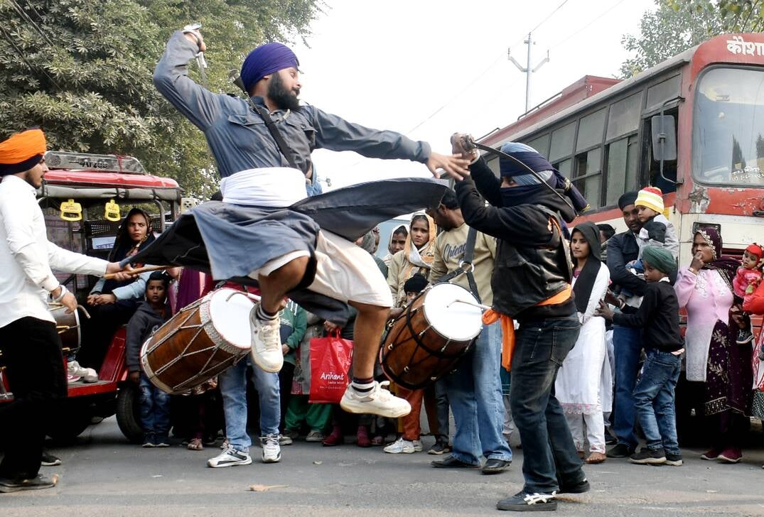 अमर उजाला...गुरूद्वारा माता सीता से निकाले गये नगर कीर्तन में प्रसाद ग्रहण करते श्रद्धालु।