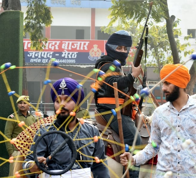 अमर उजाला...गुरूद्वारा माता सीता से निकाले गये नगर कीर्तन में प्रसाद ग्रहण करते श्रद्धालु।