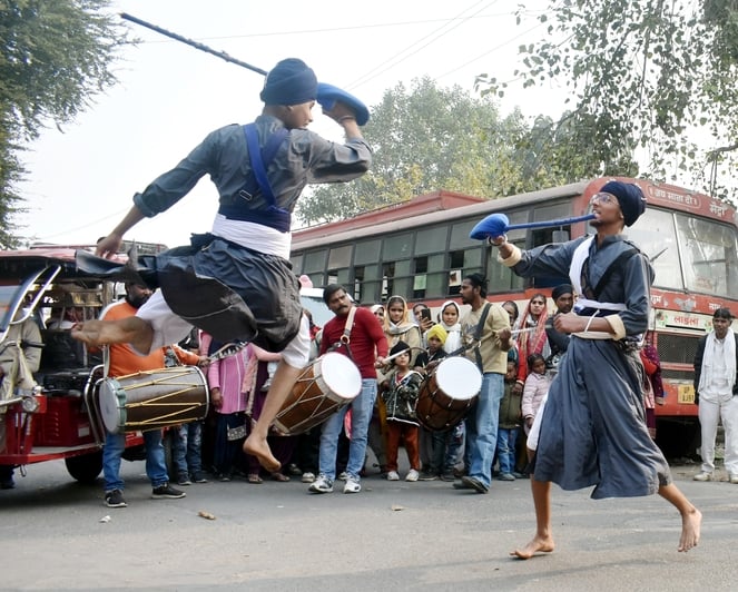 अमर उजाला...गुरूद्वारा माता सीता से निकाले गये नगर कीर्तन में प्रसाद ग्रहण करते श्रद्धालु।