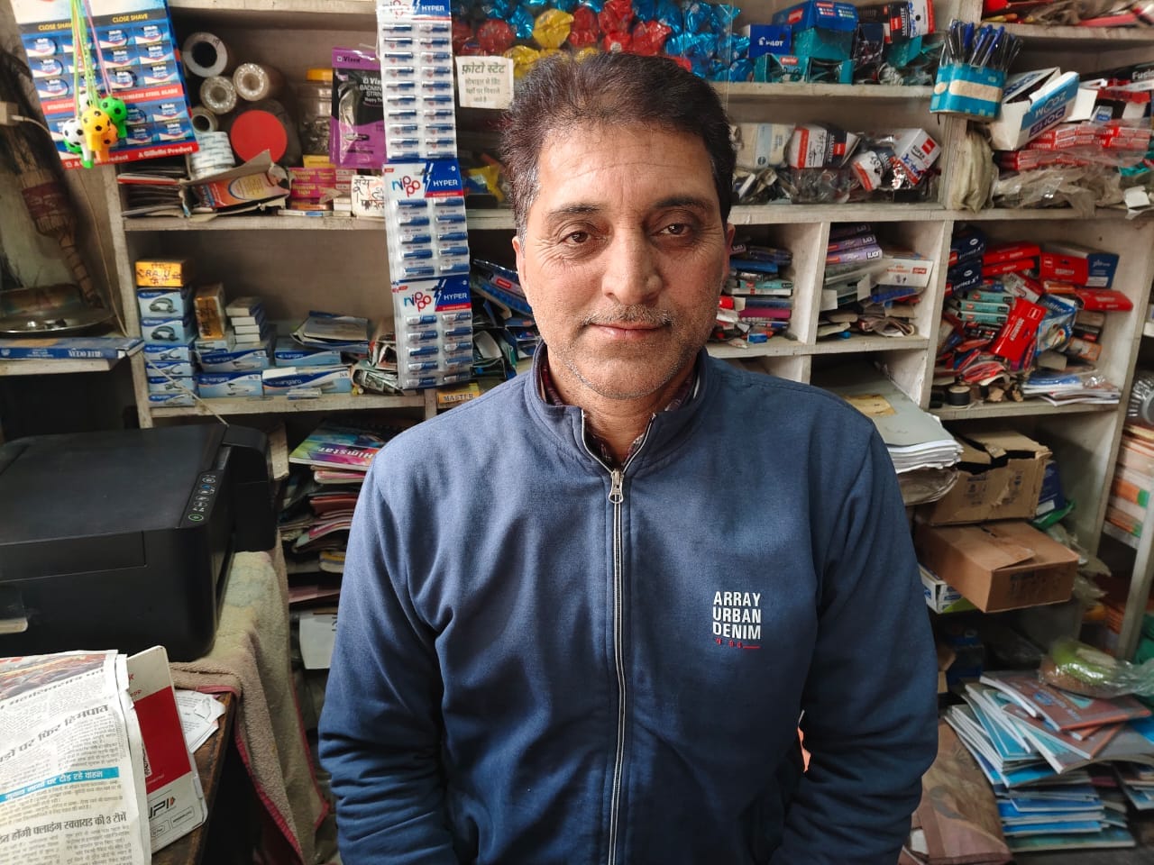 भरेड़ी में एक दुकान में शून्य ग्राहक। संवाद