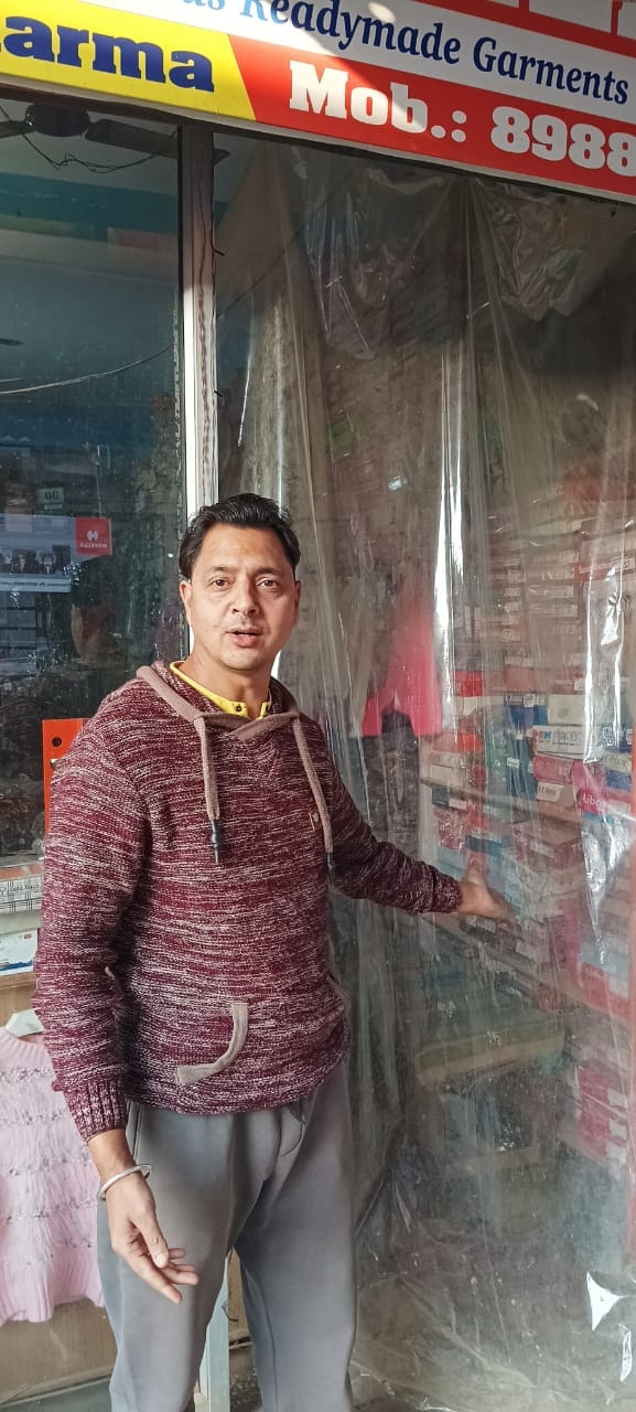 भरेड़ी में एक दुकान में शून्य ग्राहक। संवाद