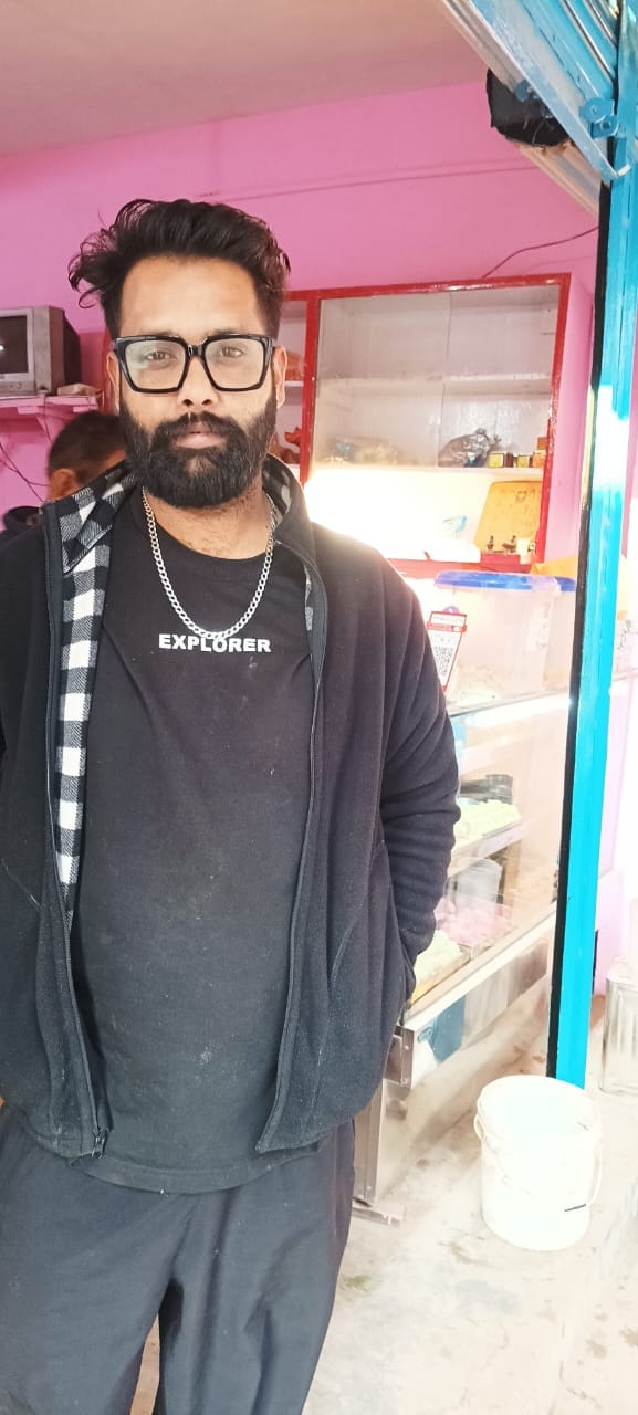 भरेड़ी में एक दुकान में शून्य ग्राहक। संवाद