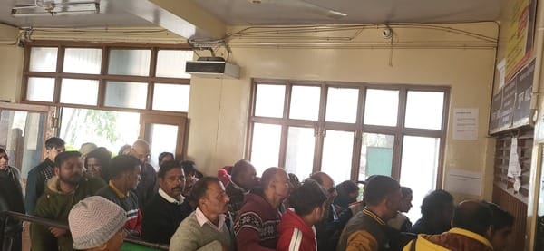 बिलासपुर अस्पताल में पर्ची काउंटर पर उमड़ी मरीजों की भीड़। संवाद बिलासपुर अस्पताल में पर्ची काउंटर पर उमड़ी मरीजों की भीड़। संवाद