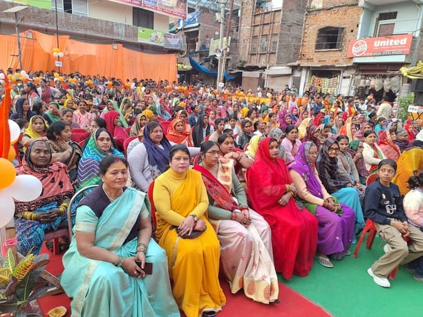 फोटो 19 एचएएमपी 28- सुमेरपुर में विराट हिंदू सम्मेलन में विचार रखते मुख्य अतिथि हनुमान गढ़ी महं