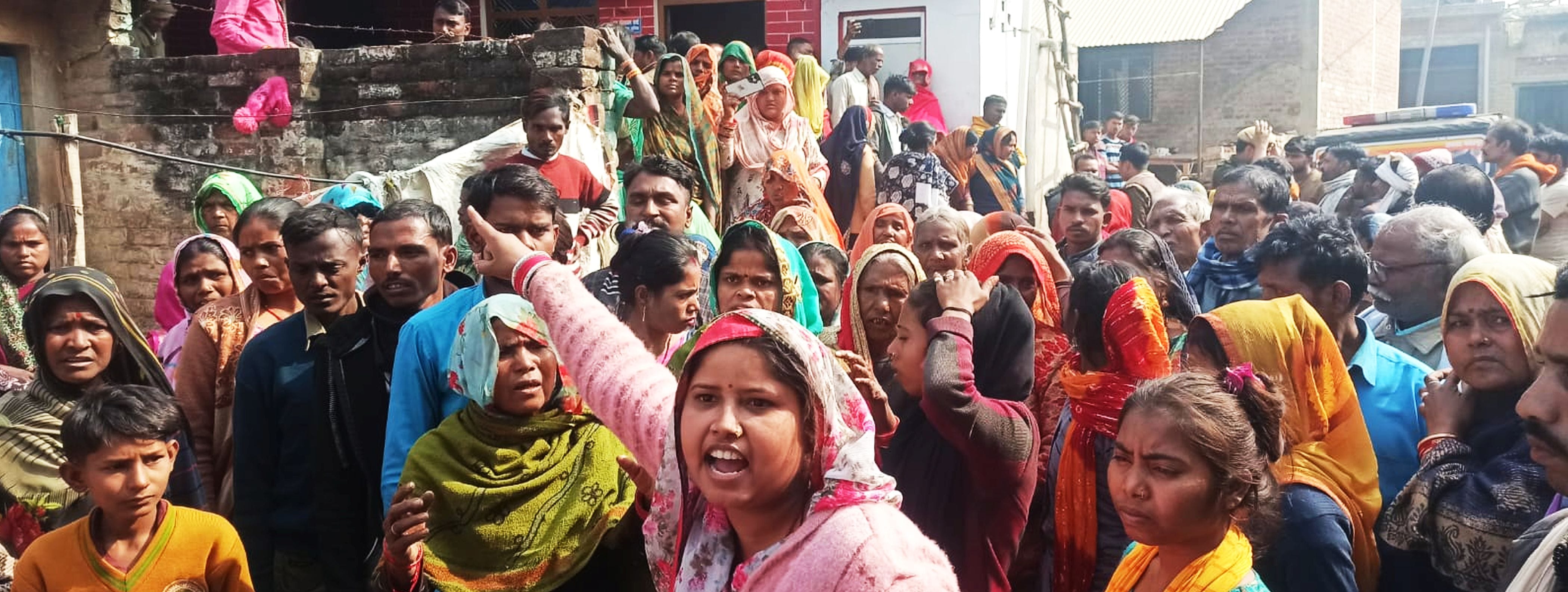 फोटो-22-परिजनों से बात करते सीओ बृजमोहन राय। संवाद फोटो-22-परिजनों से बात करते सीओ बृजमोहन राय। संवाद