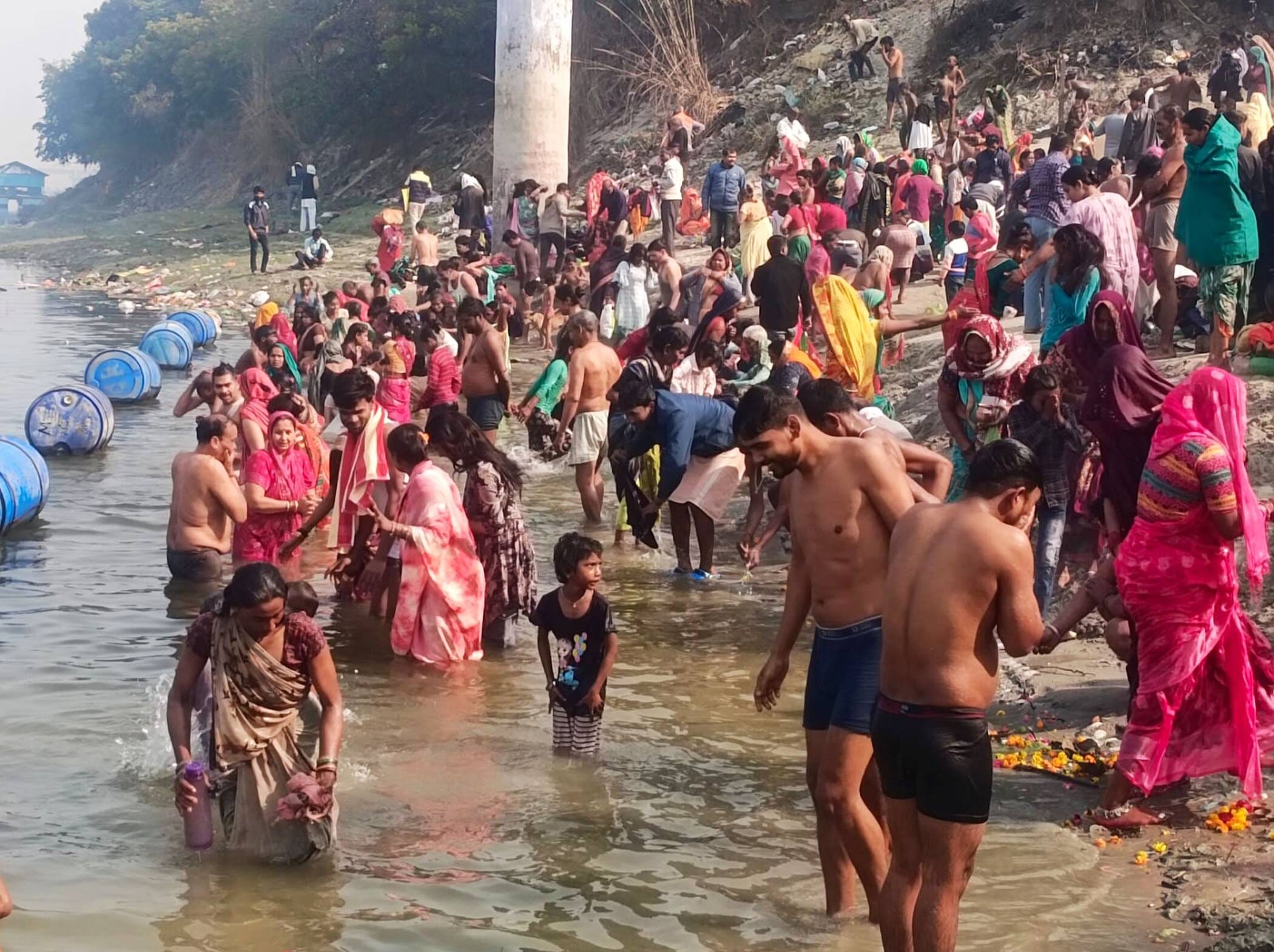 फोटो-27-ओम घाट में डुबकी लगाते श्रद्धालु। संवाद फोटो-27-ओम घाट में डुबकी लगाते श्रद्धालु। संवाद