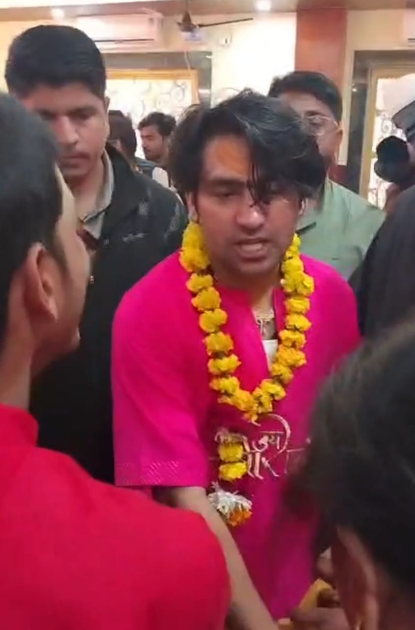 फोटो - 28 दिव्य दरबार के लिए जाते हुए लोगों को दर्शन देते बागेश्वर सरकार। संवाद फोटो - 28 दिव्य दरबार के लिए जाते हुए लोगों को दर्शन देते बागेश्वर सरकार। संवाद