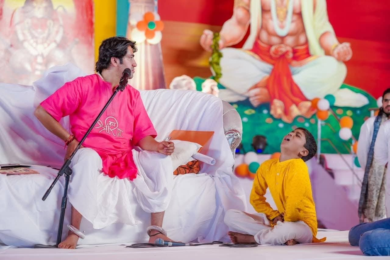 फोटो - 28 दिव्य दरबार के लिए जाते हुए लोगों को दर्शन देते बागेश्वर सरकार। संवाद फोटो - 28 दिव्य दरबार के लिए जाते हुए लोगों को दर्शन देते बागेश्वर सरकार। संवाद