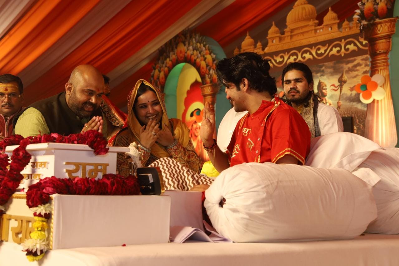 फोटो - 28 दिव्य दरबार के लिए जाते हुए लोगों को दर्शन देते बागेश्वर सरकार। संवाद फोटो - 28 दिव्य दरबार के लिए जाते हुए लोगों को दर्शन देते बागेश्वर सरकार। संवाद