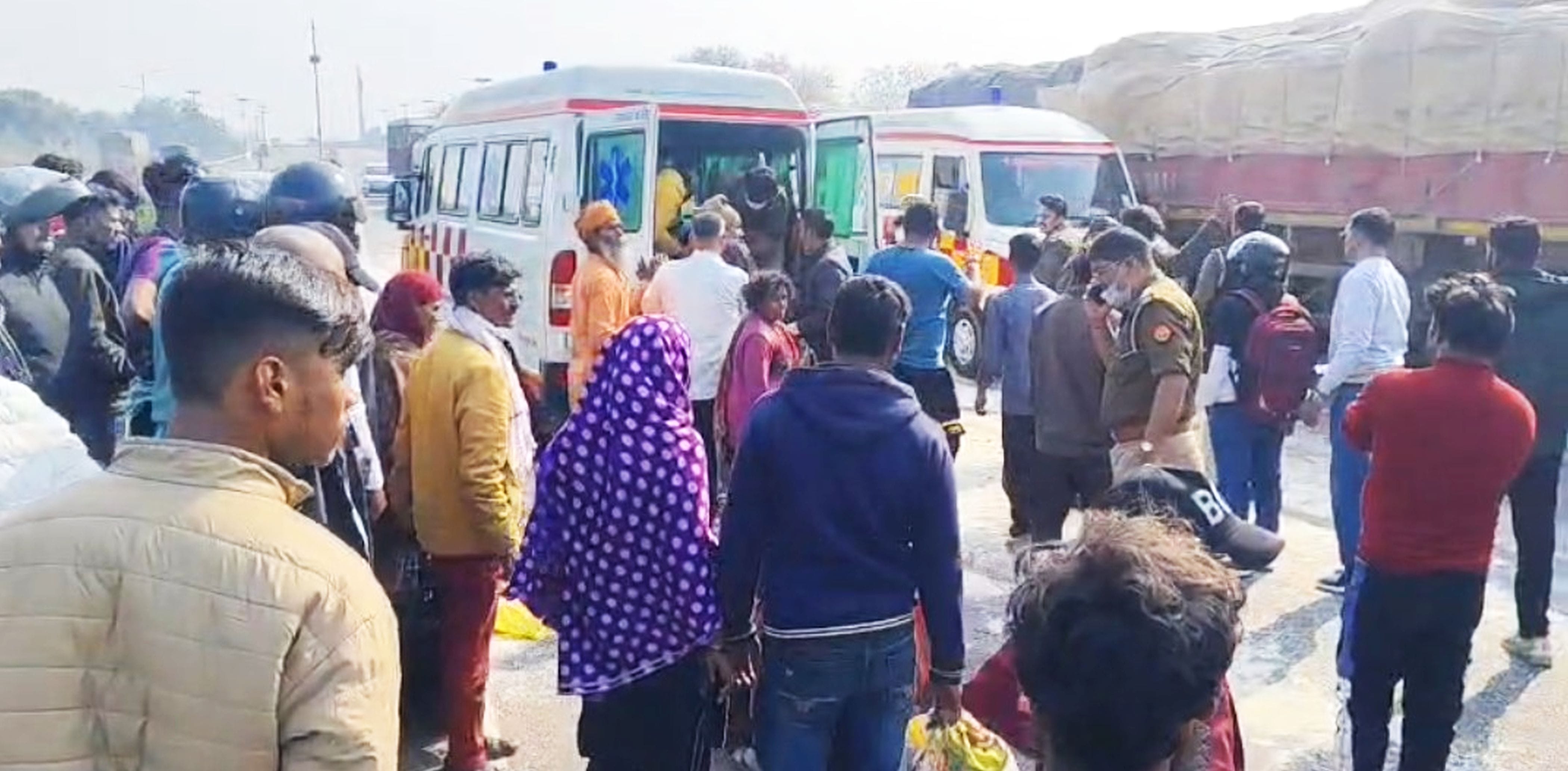 फोटो-35-पीएचसी में रोते बिलखते परिजन। संवाद