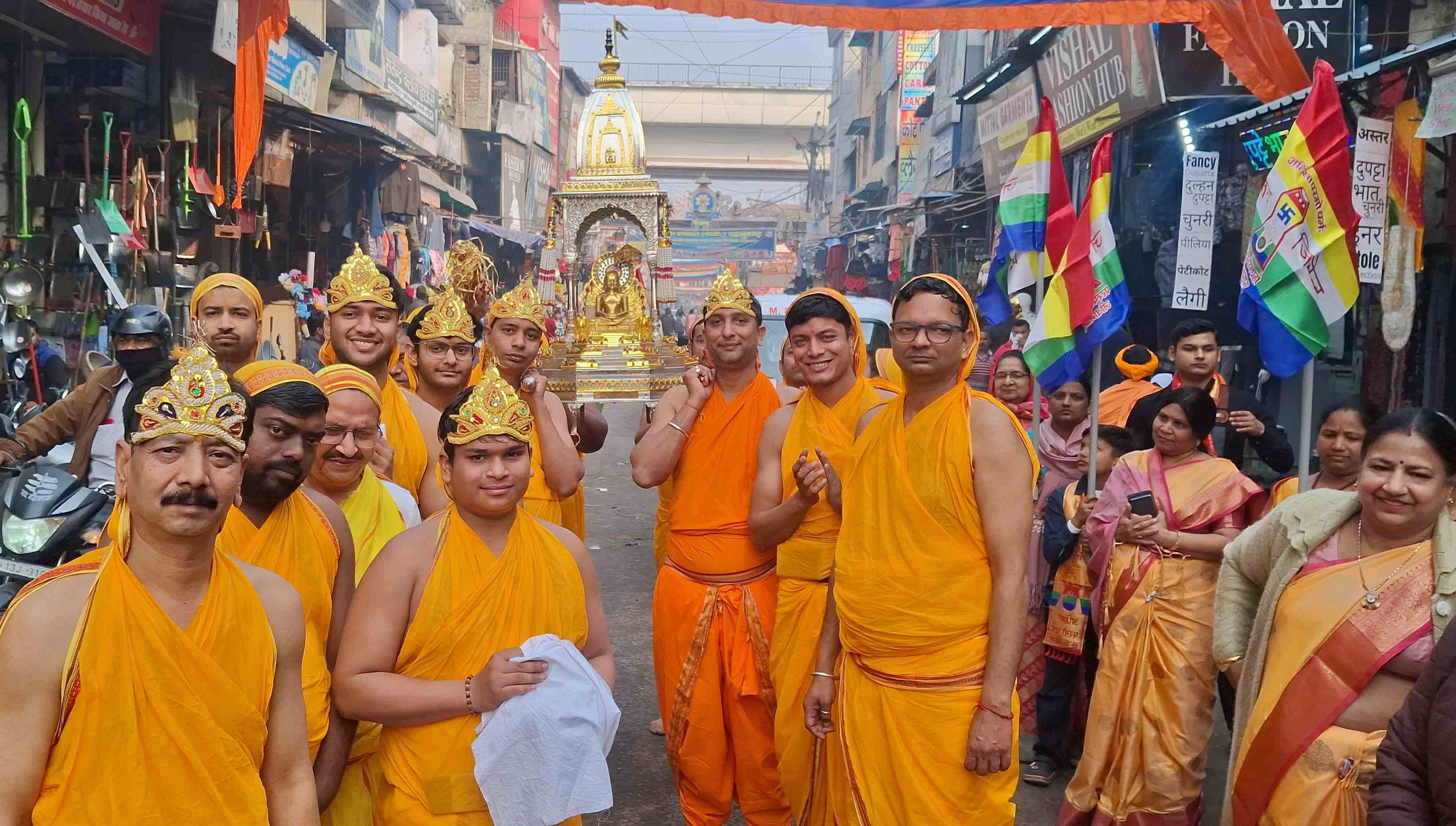 -फोटो 52 : पालकी यात्रा में नाचती महिलाएं। संवाद