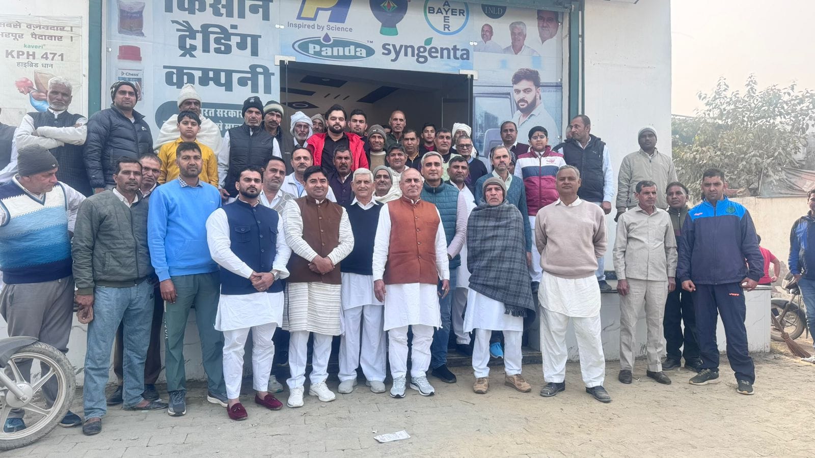 गुहला चीका। पत्रकारों से बात करते हुए महावीर मटौरिया व अन्य राइस मिलर।