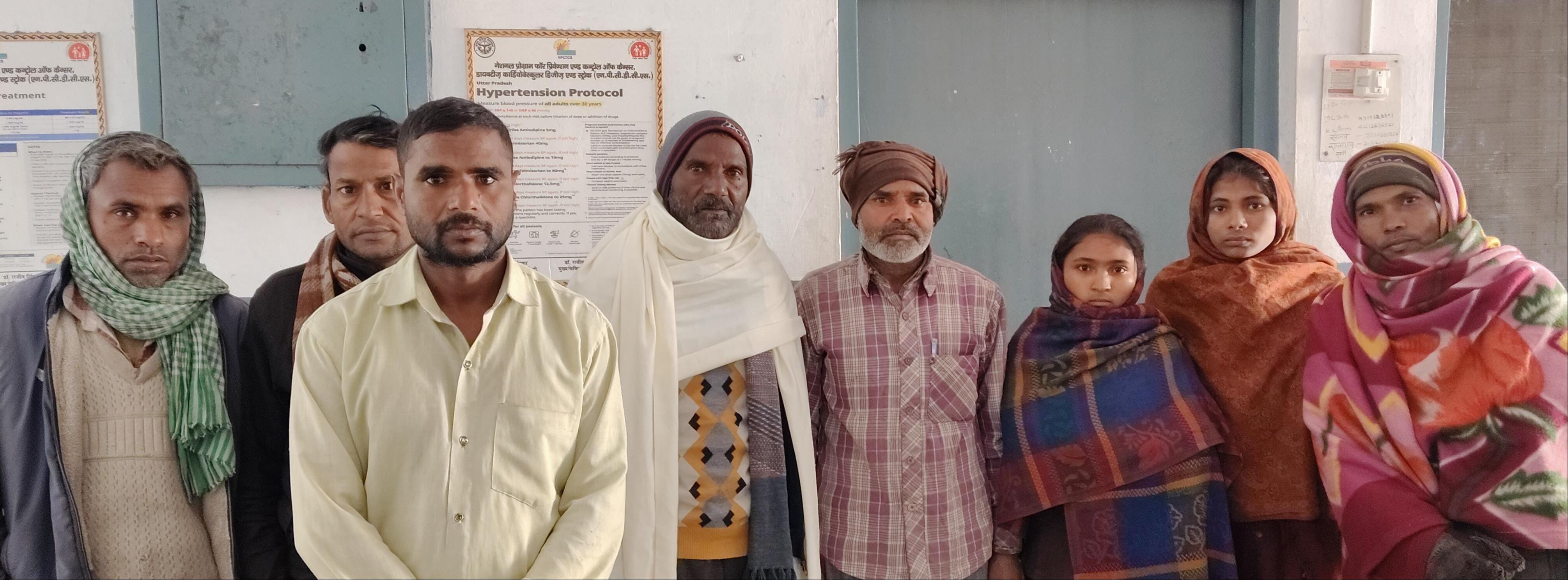 हसनपुर में पागल कुत्ते के द्वारा कान चबाने के बाद घायल किसान नेता। संवाद